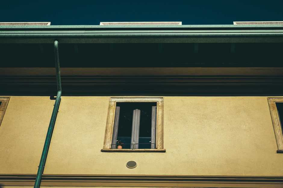Seamless gutter corner detail along a roofline