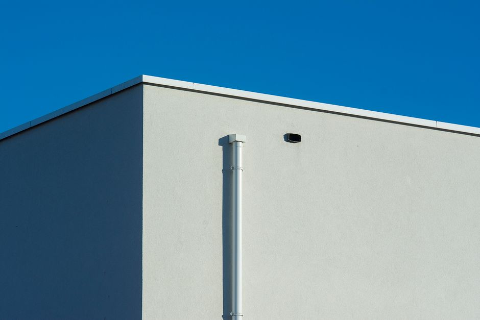Seamless gutter and downspout corner on a home exterior